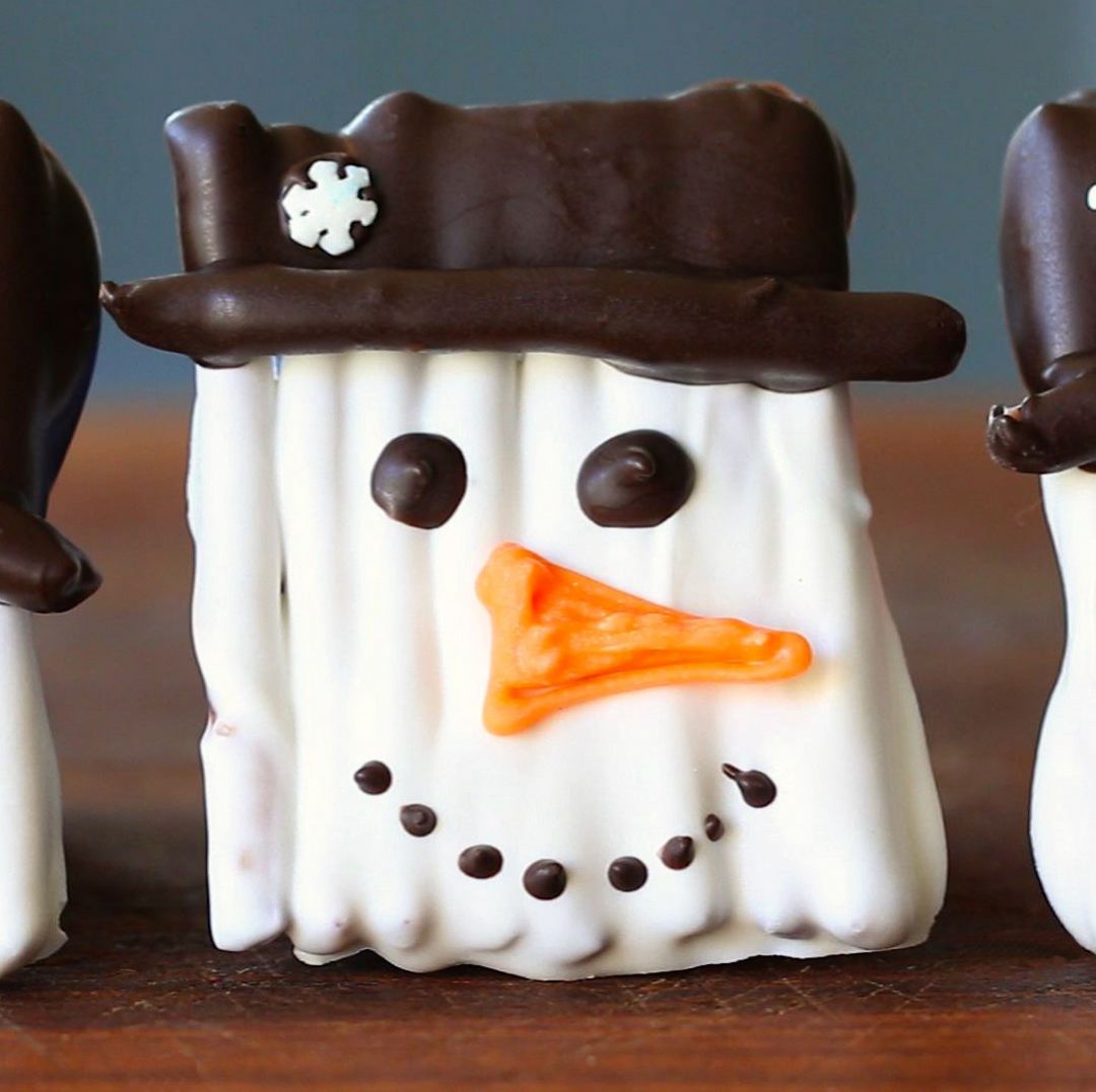 Snowman cookies recipe - pretzel sticks covered with chocolate | Buona