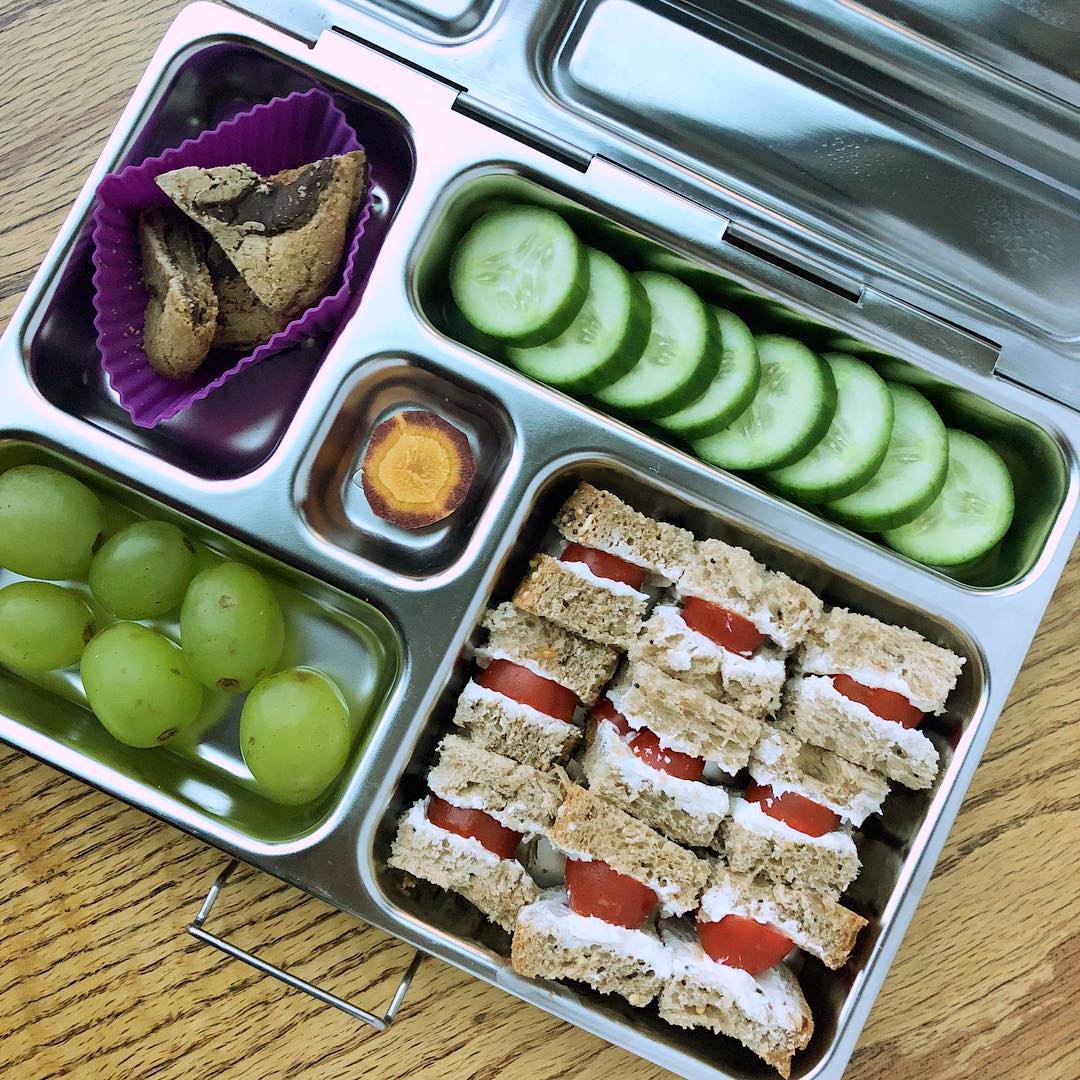 Post Halloween lunchbox 😉 Mini tomato and cheese sandwich bites + cucumbers + grapes + carrot + chocolate chip cookie.

Happy 1st November