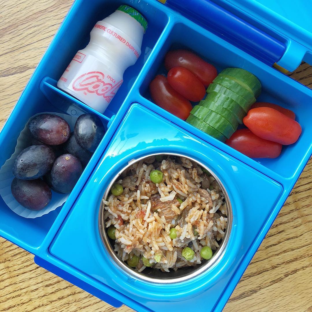beef stew with mushrooms and sweet peas on a bed of rice (leftover from last night) + tomatoes + cucumber + grapes + probiotic drink.
Happy lunchbox everyone