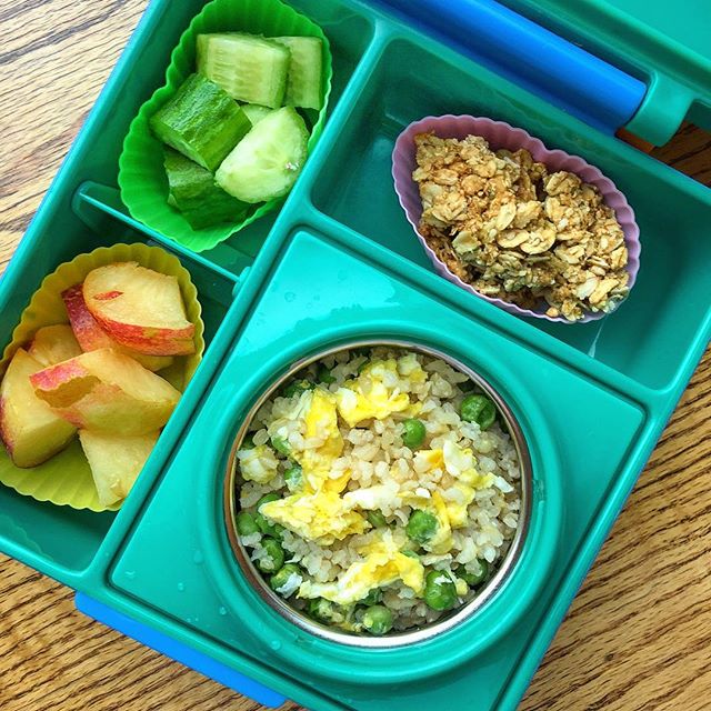 Let’s start with some warm ideas: sprouted fried brown rice with peas and eggs. + homemade oat bars (I posted the recipe few days ago) + cucumbers + plums tip: I use a lot silicone cups to contain food in my for many reasons. 1. They contain food = the food doesn’t get mixed up = the kids don’t complain 2. It gives color. Sometimes the food is on the brownish side, so the container helps me brightening the lunchbox, making it more appealing and fun for the kids. 3. Reduces the food quantity. I know my kids and they don’t eat big quantities at lunch. The silicone containers help me filling the lunchbox (it looks more appealing) without giving them too much food that will not be eaten. 
Do you like silicone containers too?