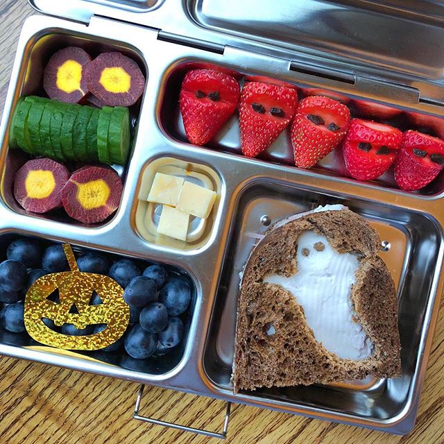 It’s officially started: it’s Halloween season 🕷🧙🏻‍♀️🕸🎃
Stay tuned for spooky and fun lunchbox ideas!!
Today we have: ham and cashew cream cheese pumpernickels bread ghost + ninja strawberries with chocolate + Parmesan cheese witch bites + jack-o-lantern grapes + carrot and cucumbers eyes.
Ciaoooo